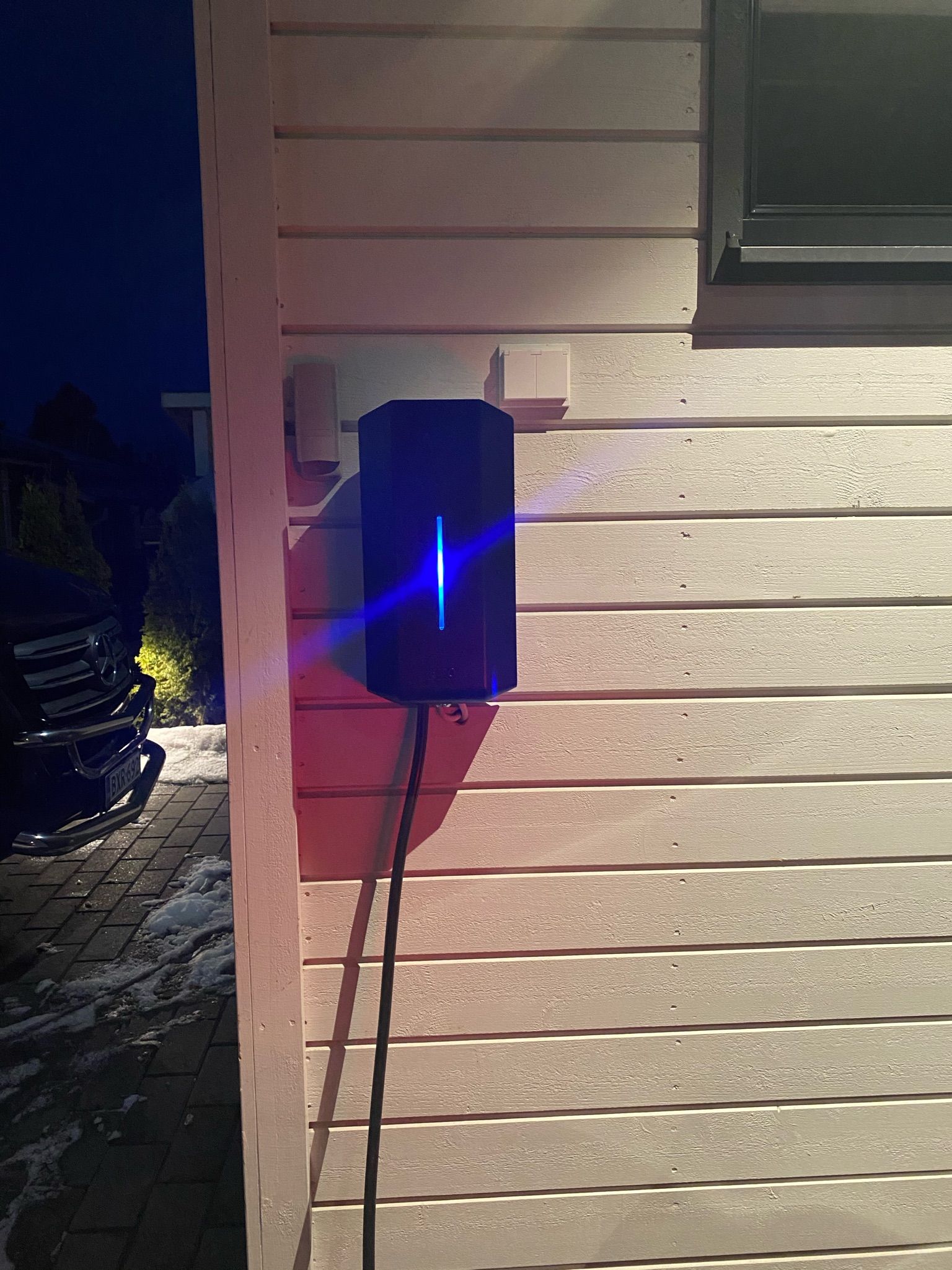 Hybridi- ja sähköauton lataus